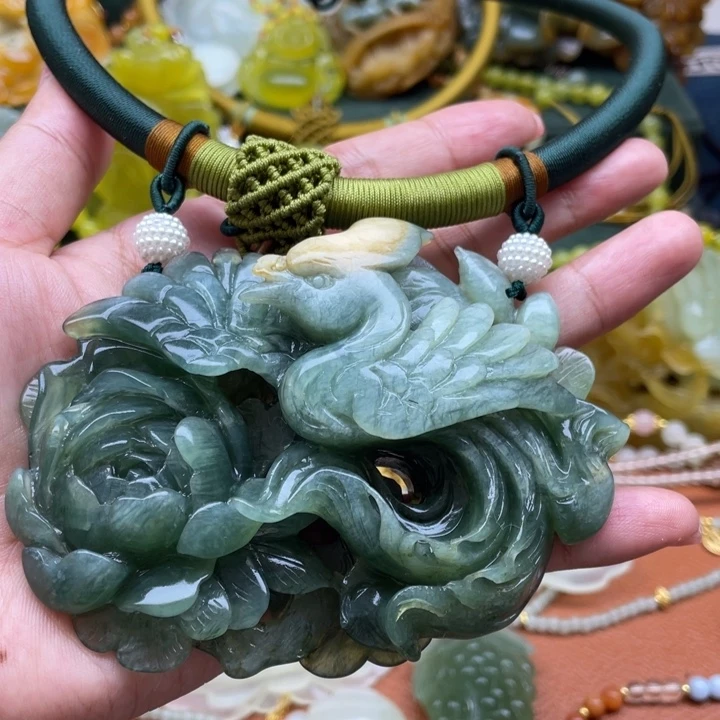 蛇纹石玉未镶嵌颈饰