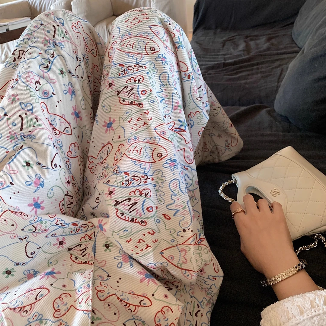 “Api春日涂鸦裤”小鱼涂鸦印花牛仔裤系列适合搭配所有亮色上衣!