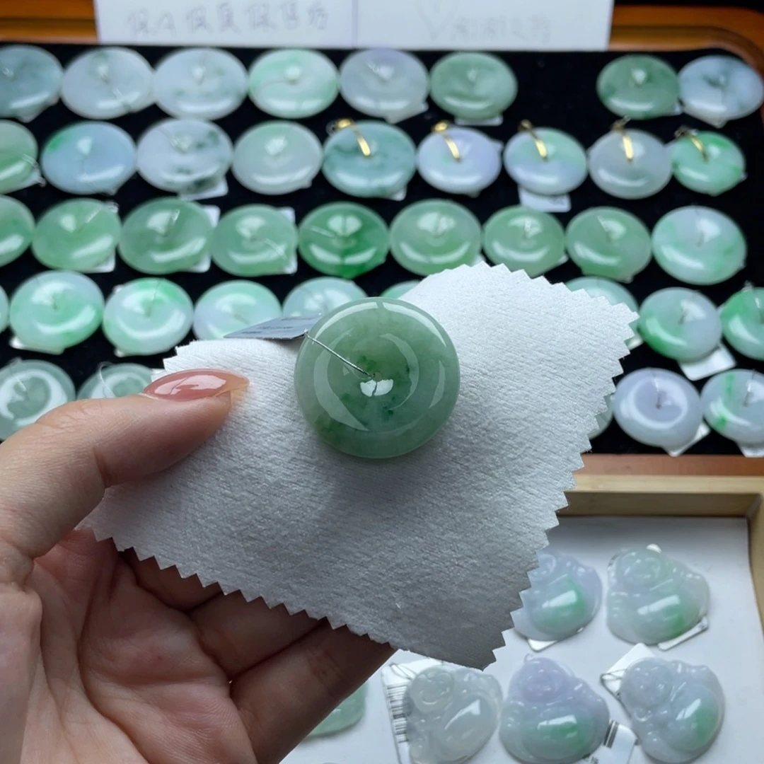 翡翠颈饰未镶嵌平安扣