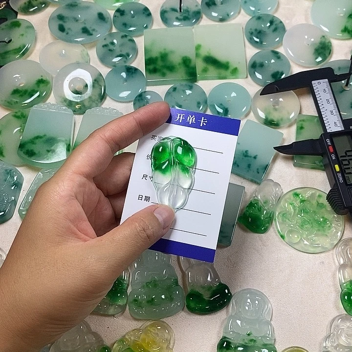 翡翠未镶嵌颈饰叶子