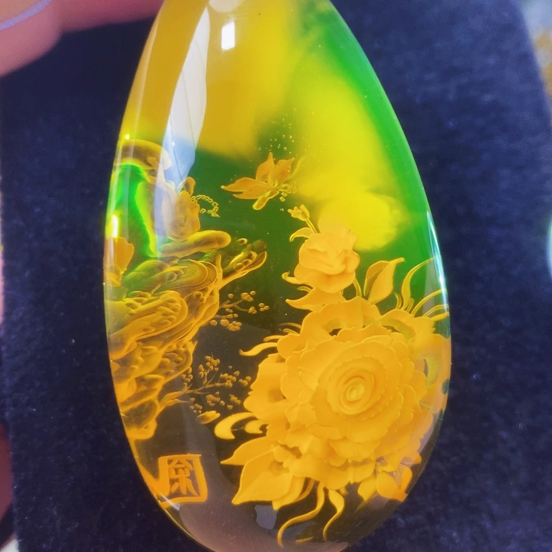 金珀未镶嵌颈饰琥珀雕刻件