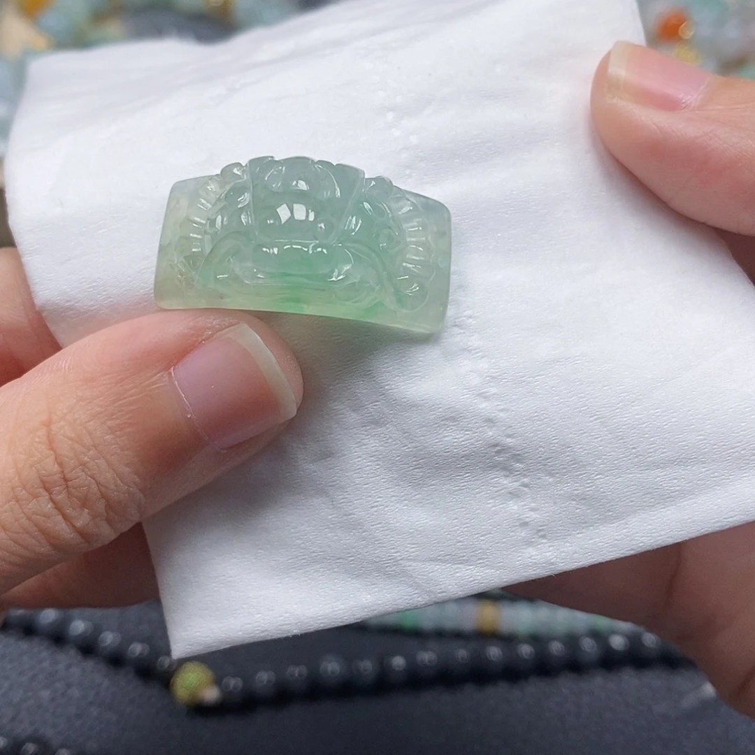 翡翠未镶嵌颈饰闪