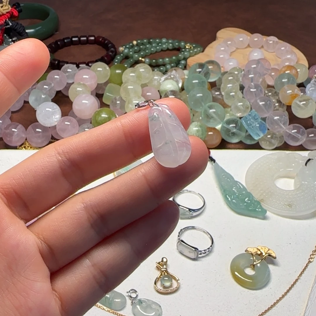 翡翠18K金镶嵌颈饰飘花叶子