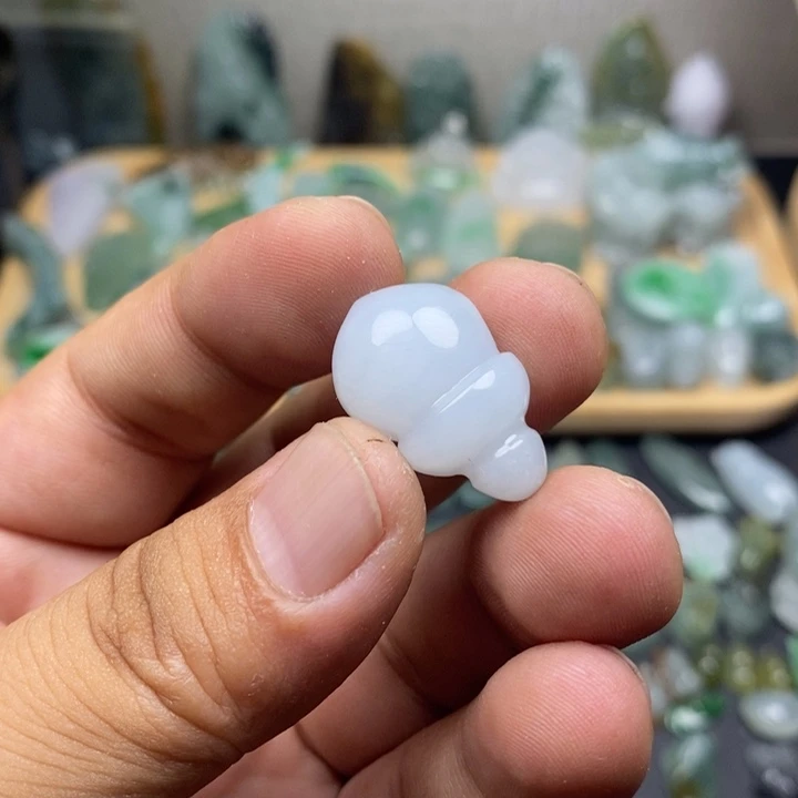 翡翠未镶嵌颈饰剑