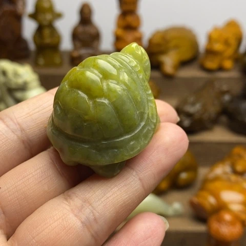 蛇纹石玉未镶嵌颈饰1