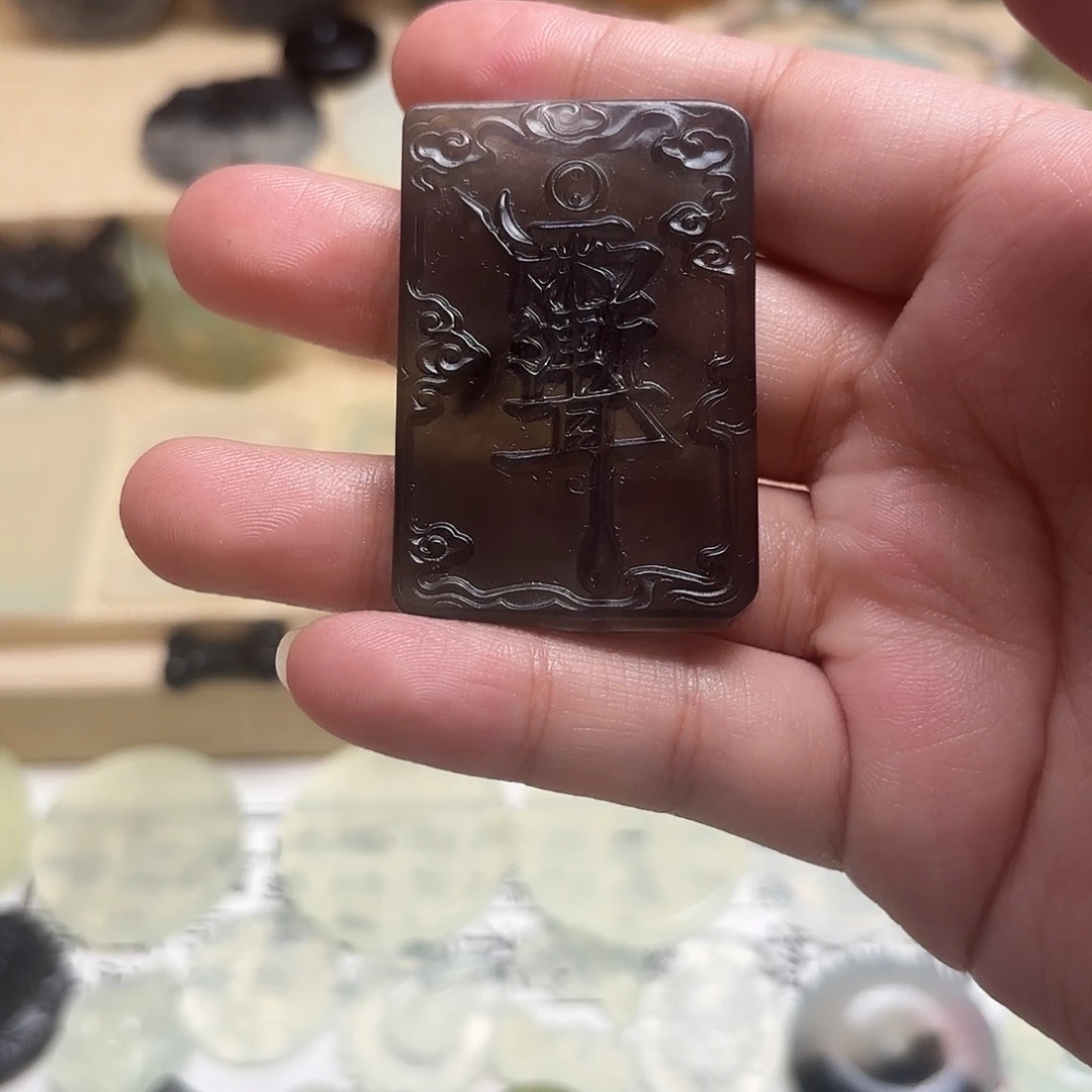 蛇纹石玉颈饰合金