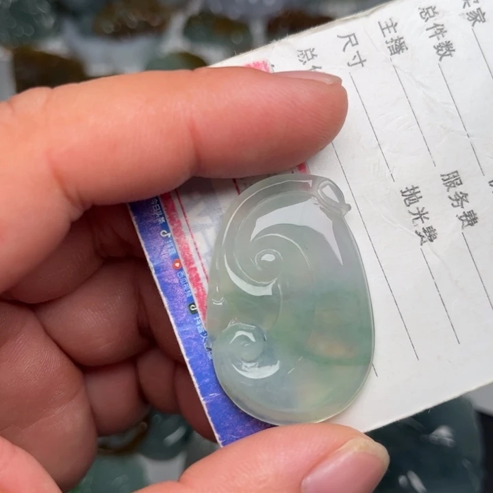 翡翠未镶嵌颈饰如意