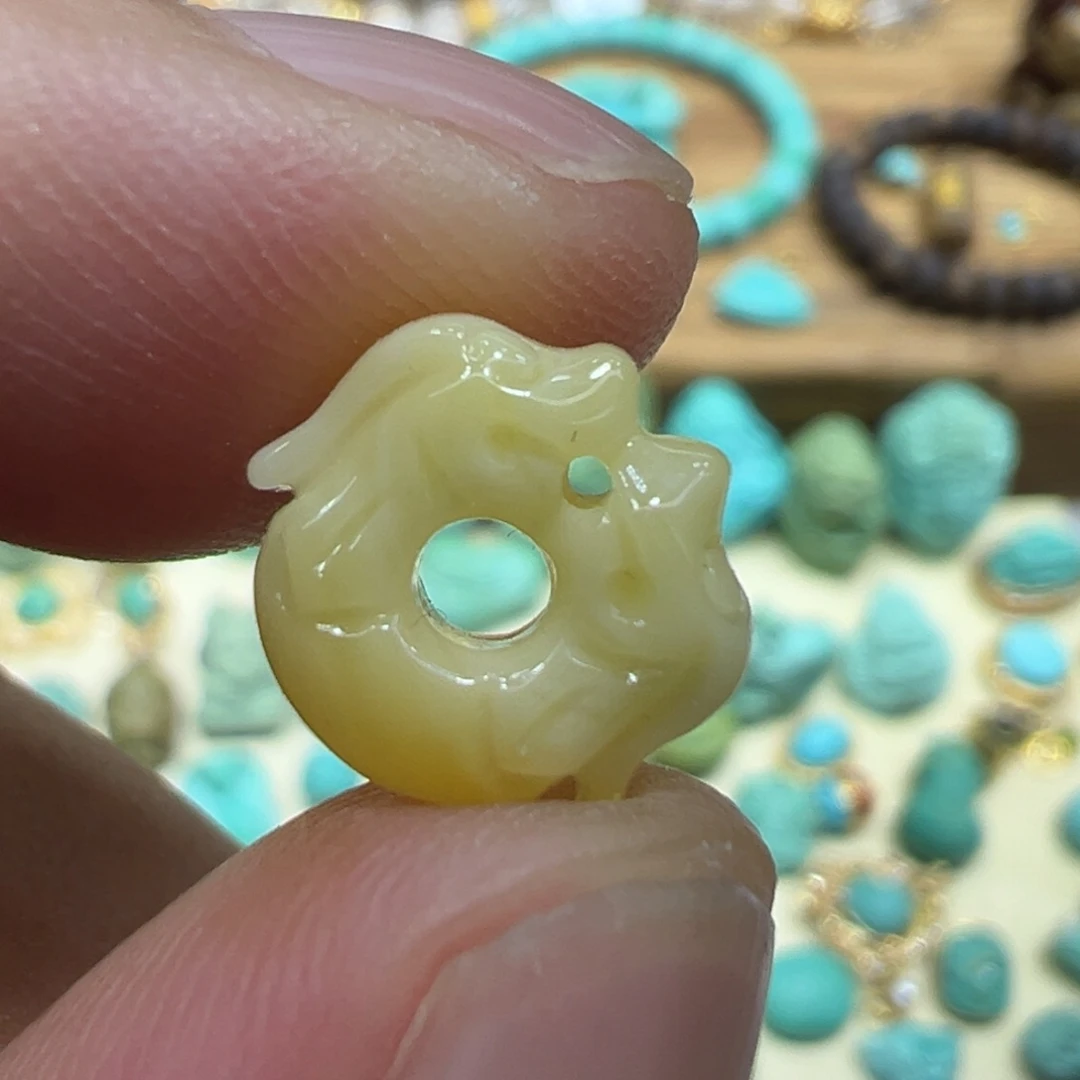 未镶嵌颈饰琥珀龙扣