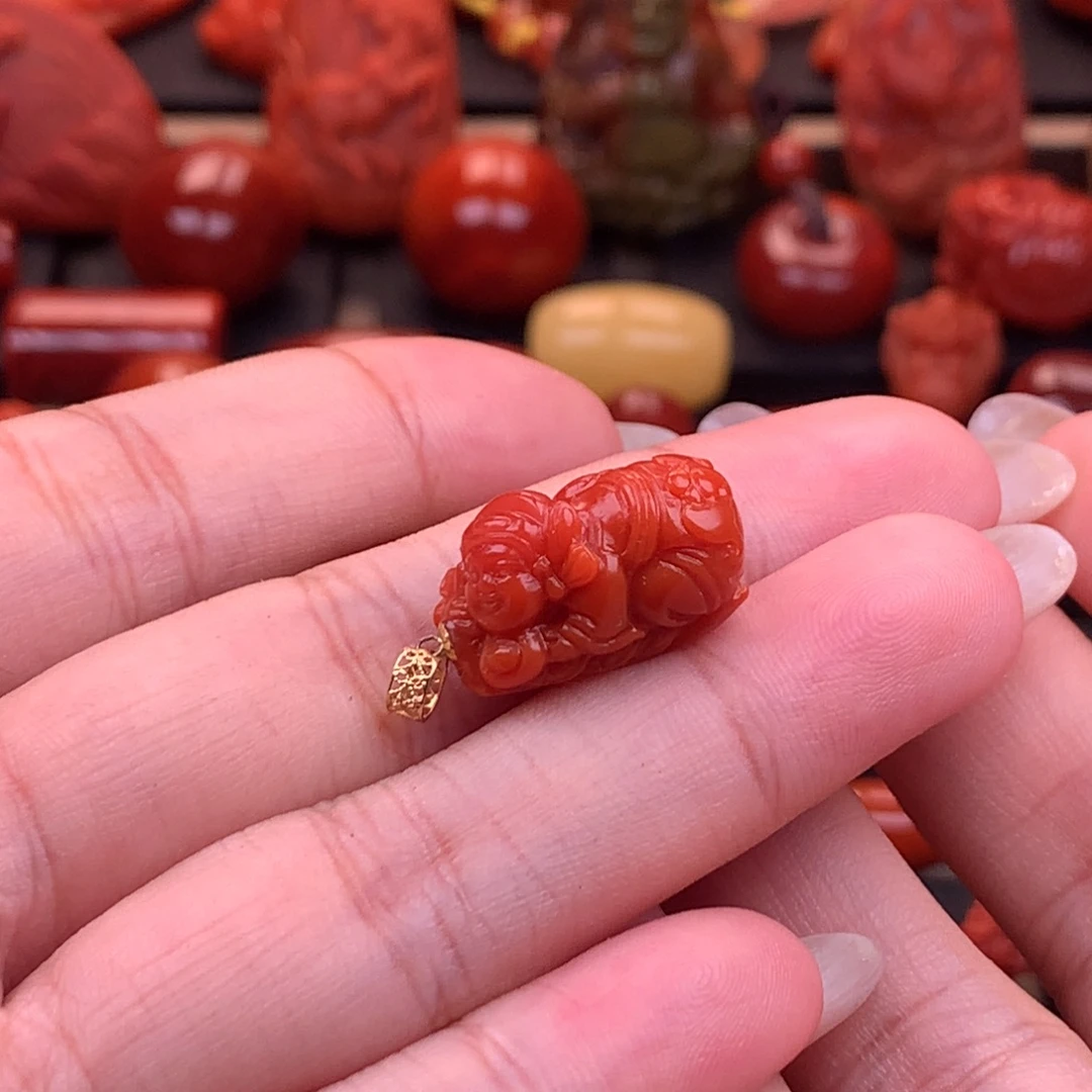 18K金镶嵌财神吊坠20mm南红玛瑙