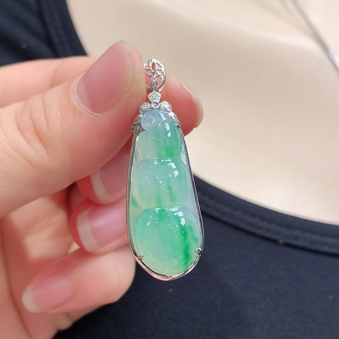 翡翠18K金镶嵌颈饰福豆