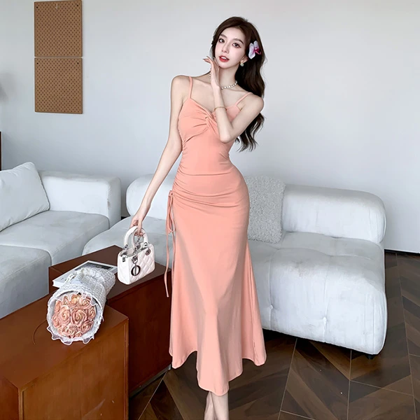 吊带连衣裙2025夏季新款设计感高腰修身显瘦流行包臀性感气质裙子