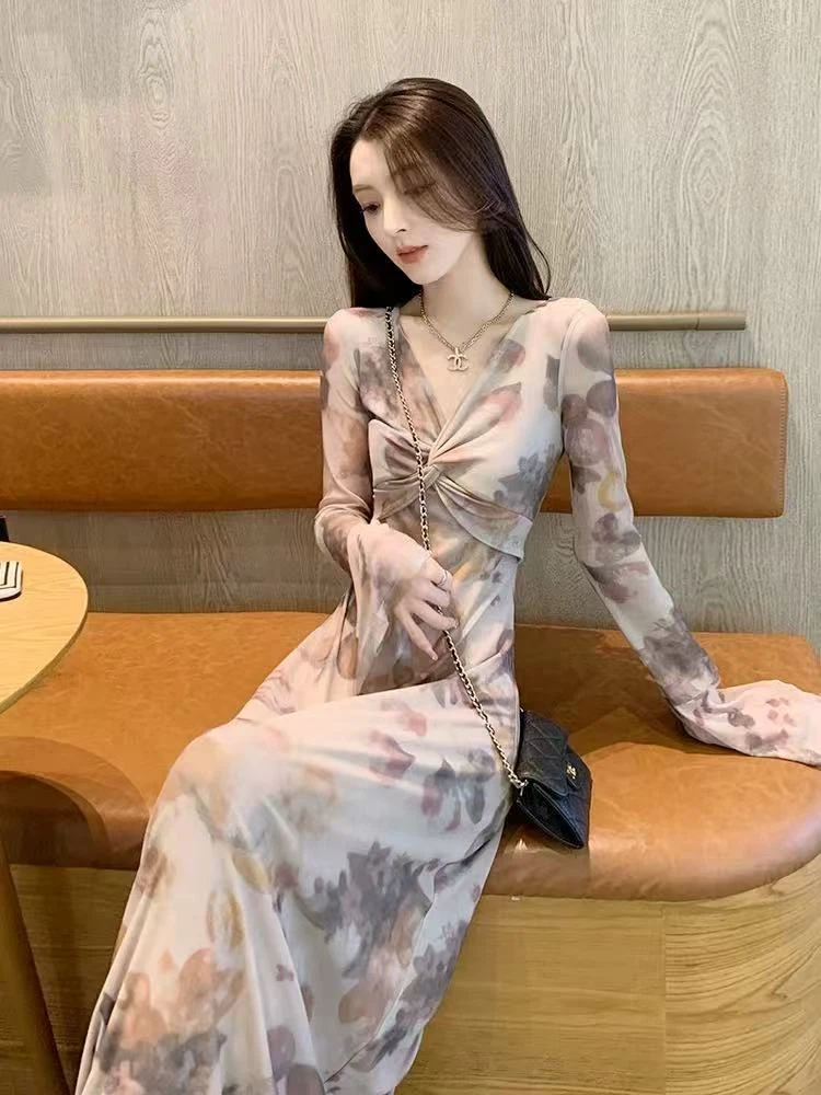 法式复古V小众连衣裙女早秋新穿搭长袖高级感气质女神范修身长裙