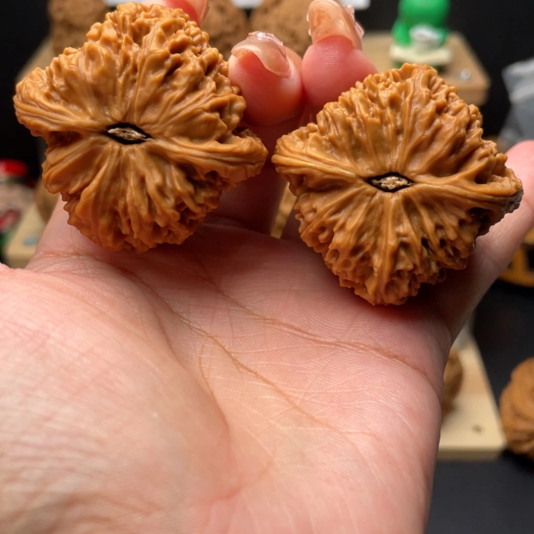【闪购商品】文玩核桃吊坠晞**了8号拉丝凹底三角高炮