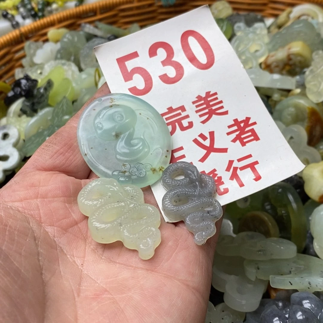 蛇纹石玉挂坠未镶嵌