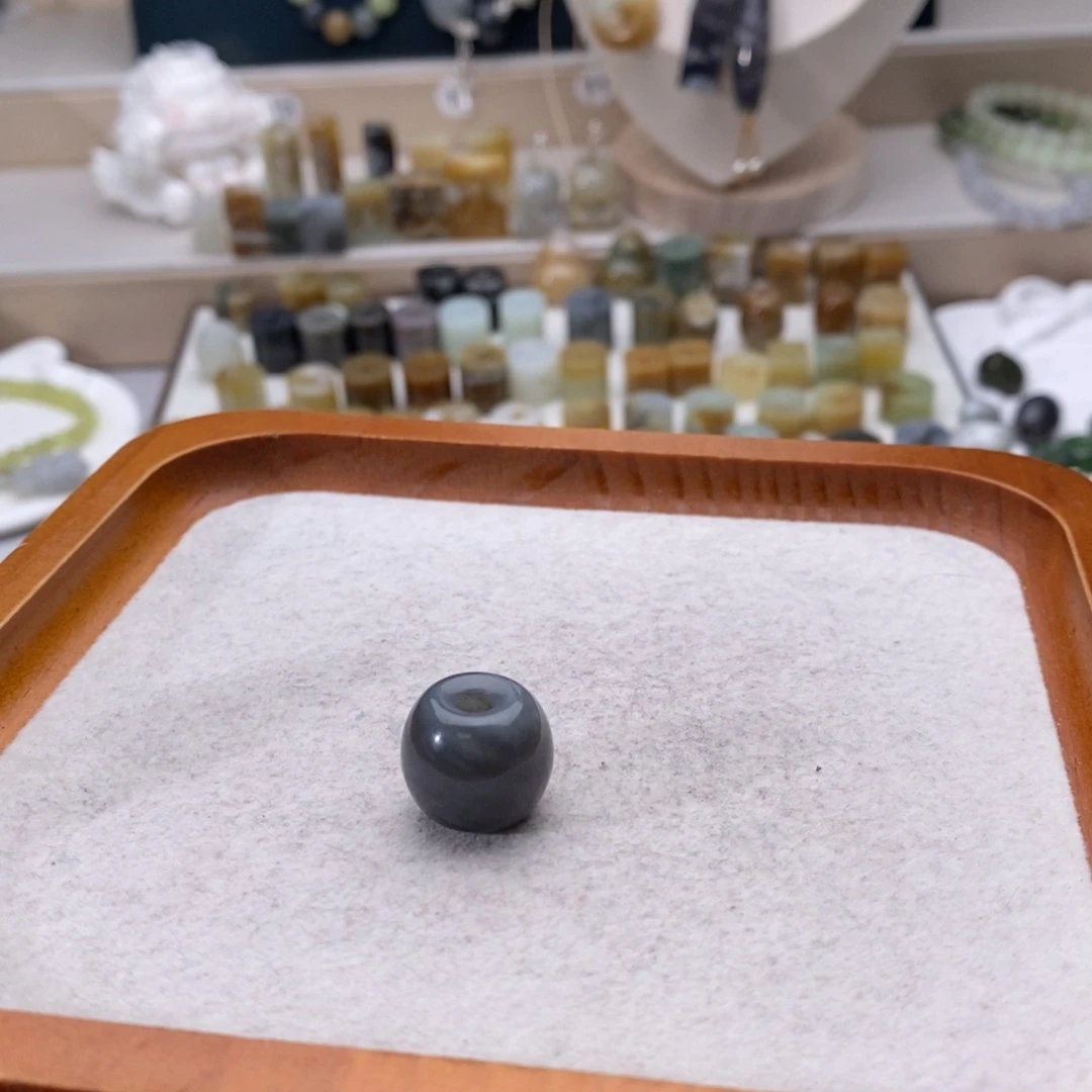 C****和田玉未镶嵌颈饰买断