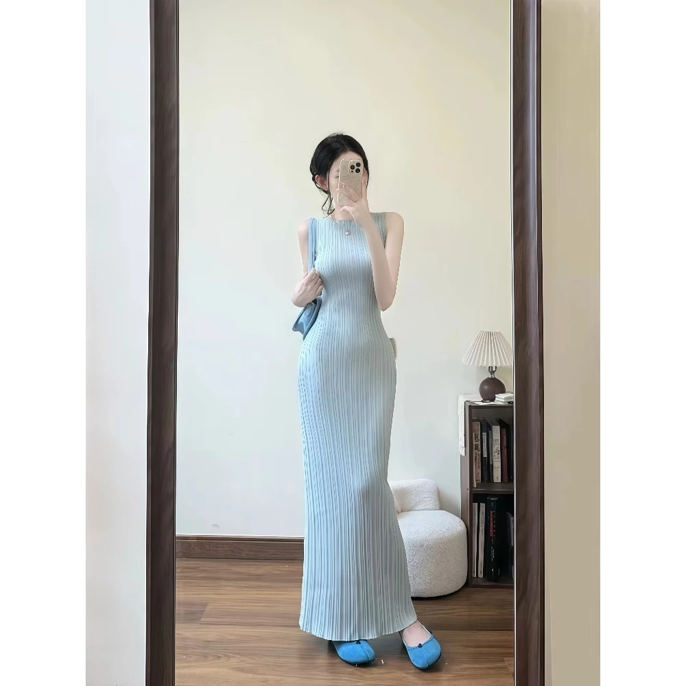 浅蓝色温柔风网红无袖圆领连衣裙女2025夏季修身显瘦包臀针织长裙