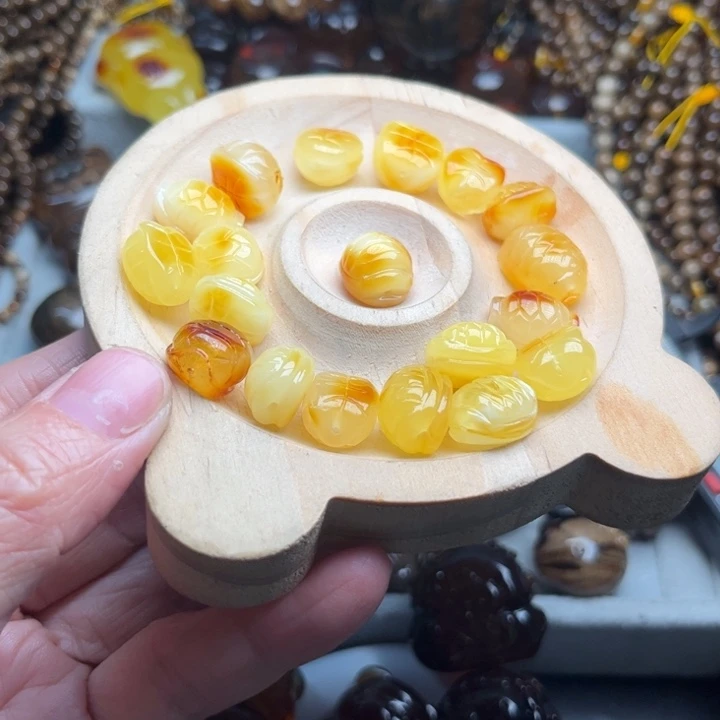 琥珀未镶嵌颈饰蜜蜡
