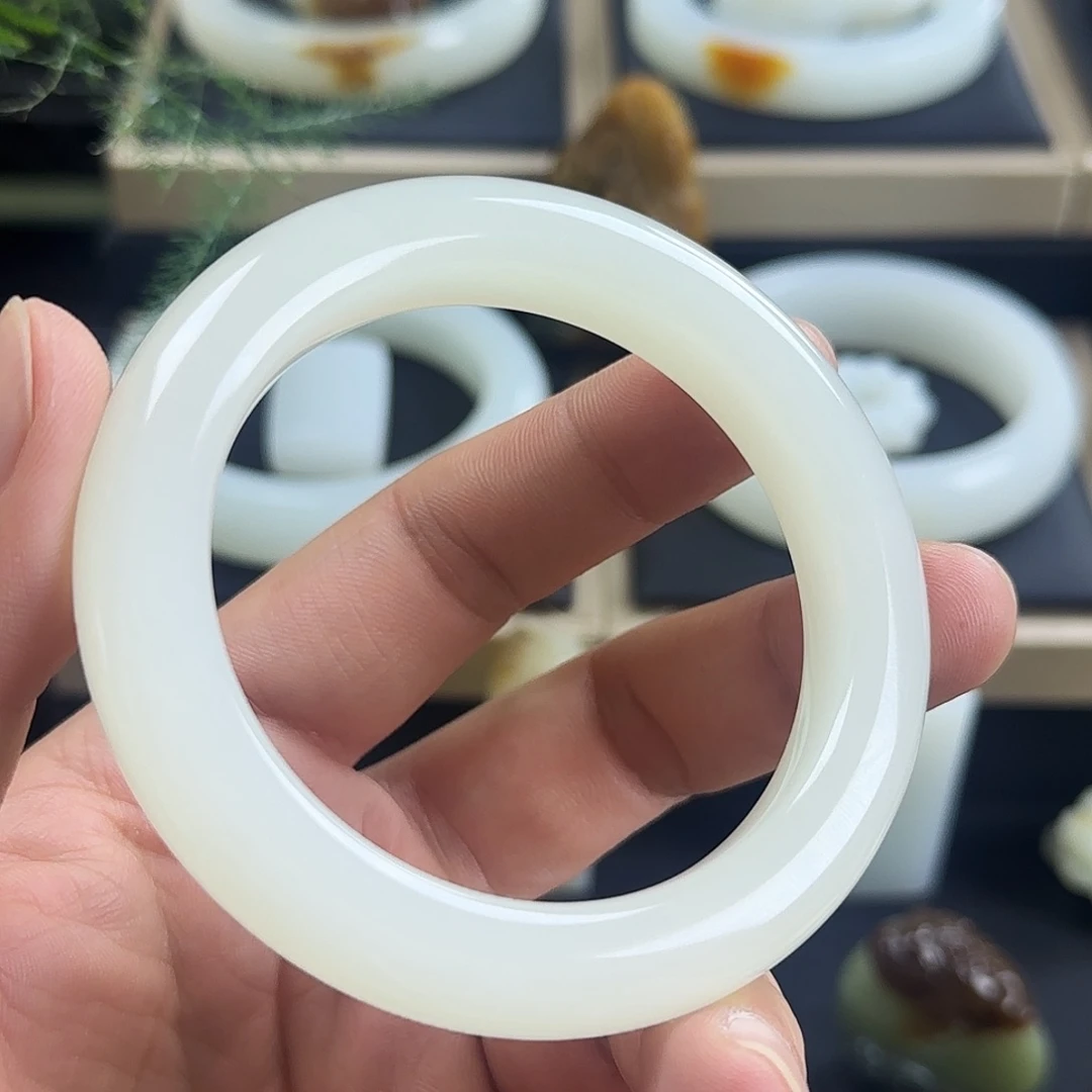 和田玉未镶嵌手镯