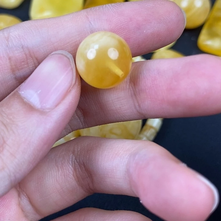 未镶嵌琥珀裸石微瑕23