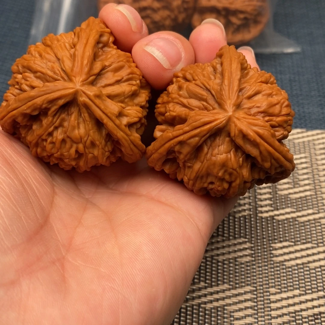 刘***秀吊坠文玩核桃三棱