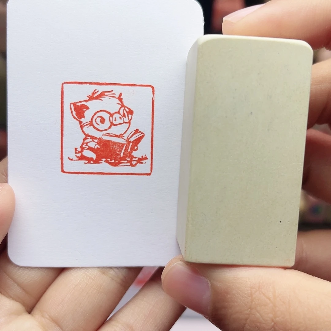 寿山石印石2.5猪同学看书 手工篆刻