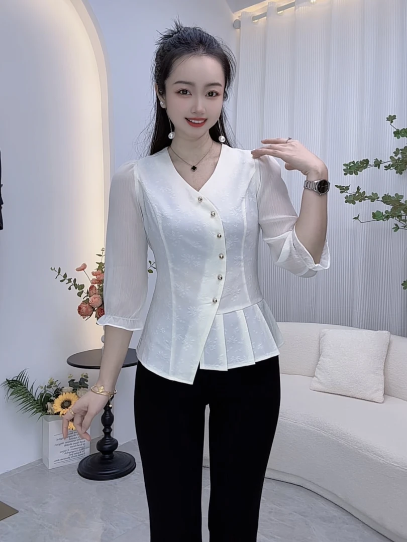 依琳推荐 洋气斜扣不规则V领小衫百搭显瘦2025春季收腰纯色女装