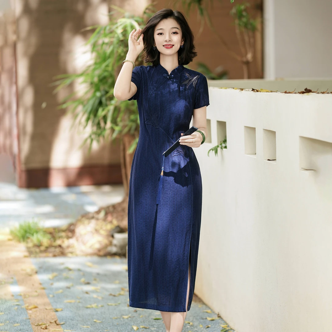 西子/【玉兰引】新中式立领斜襟前开衩收腰显瘦藏蓝旗袍/QPTJ237