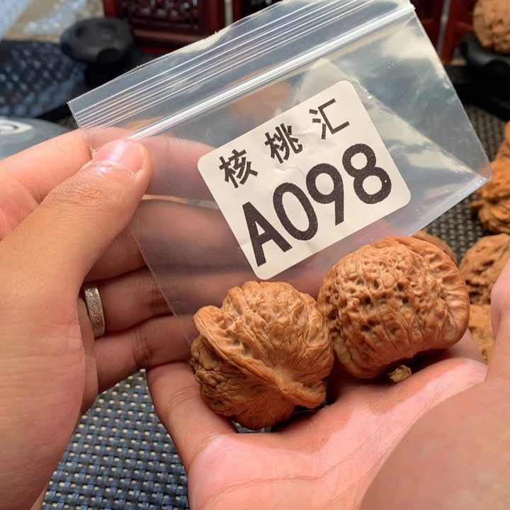 文玩核桃吊坠血麒麟