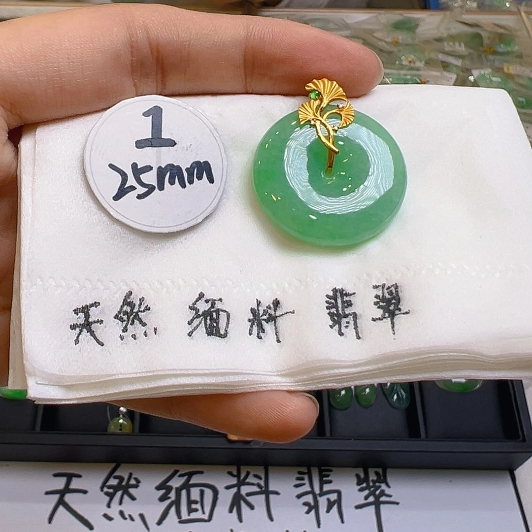 翡翠颈饰18K金镶嵌翡翠