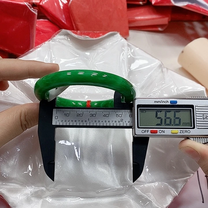 翡翠手镯未镶嵌180