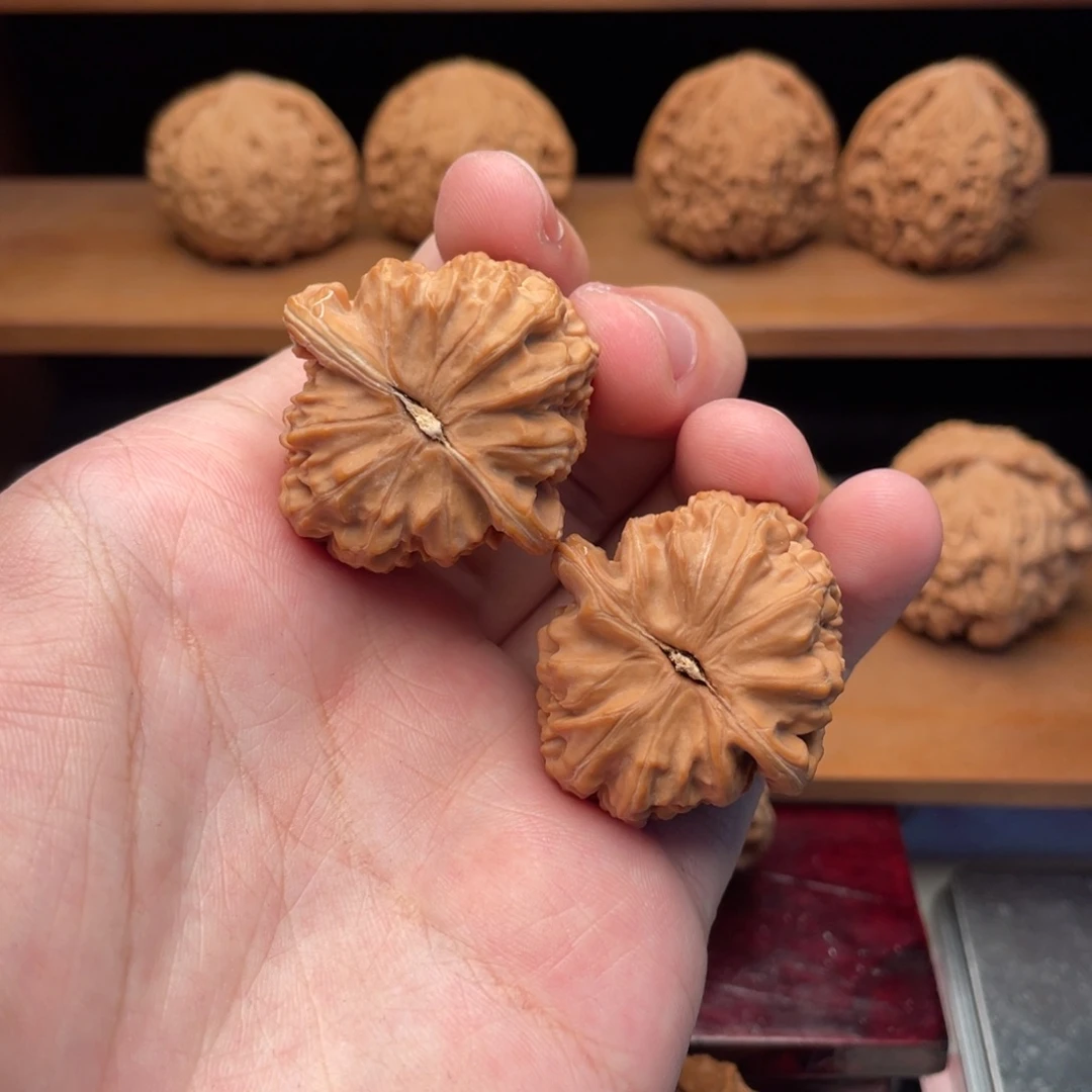 文玩核桃吊坠34.8水捻红皮精配三角白