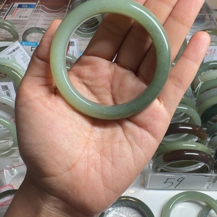 色***彩和田玉（糖玉）未镶嵌手镯