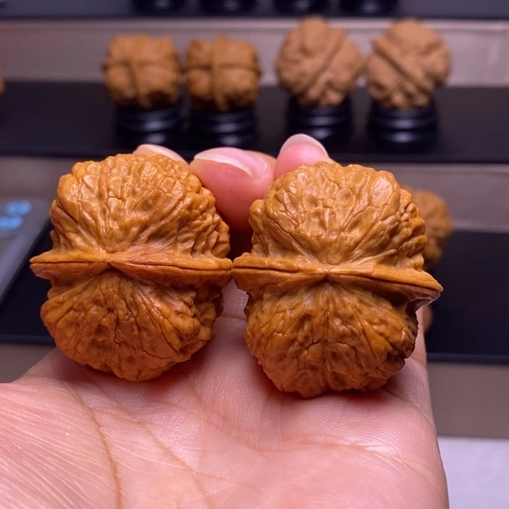 文玩核桃把件鬼脸铁蝴蝶34