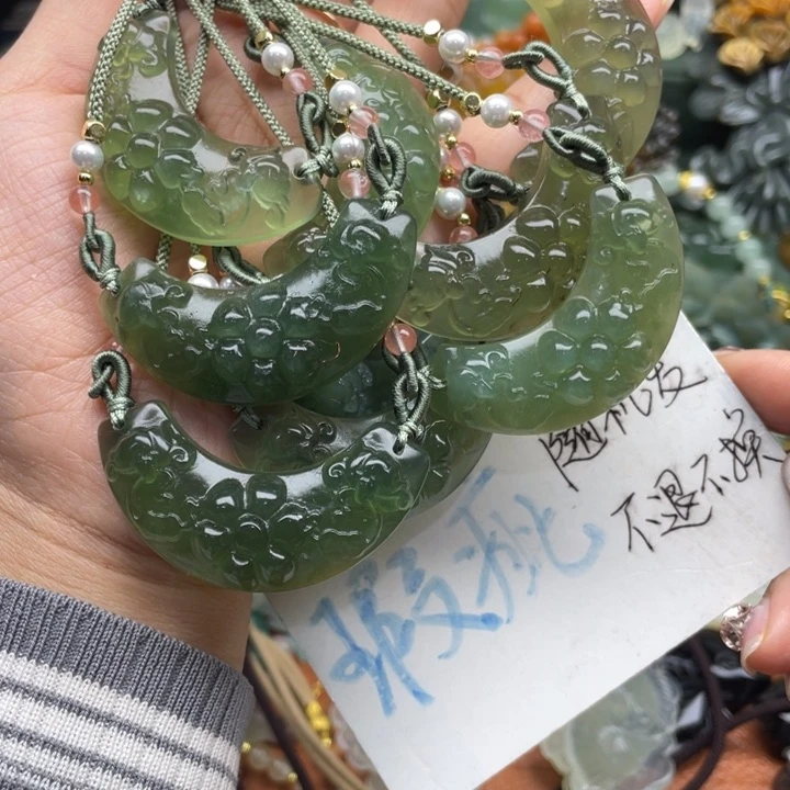 蛇纹石玉未镶嵌吊坠