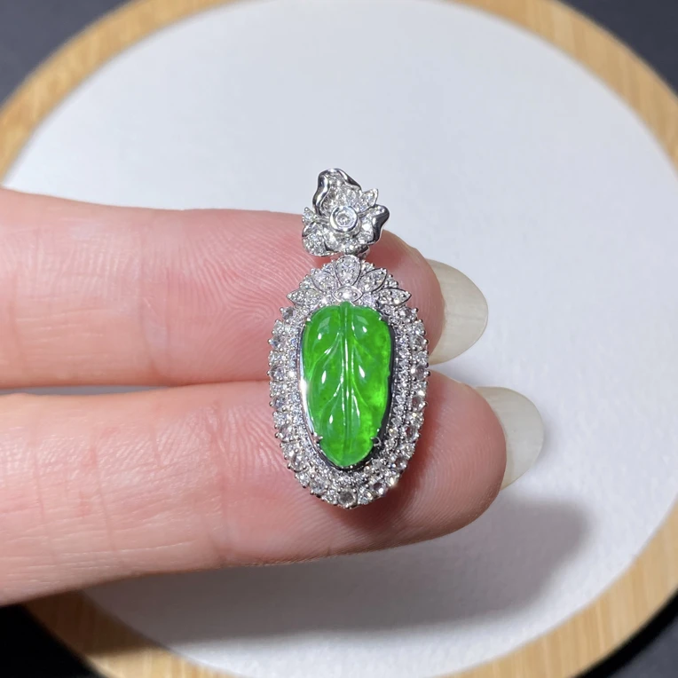 18镶嵌缅甸翡翠高冰强荧光满阳绿叶子吊坠