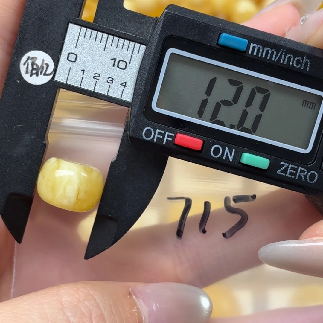 刘***云蜜蜡未镶嵌裸石蜜蜡