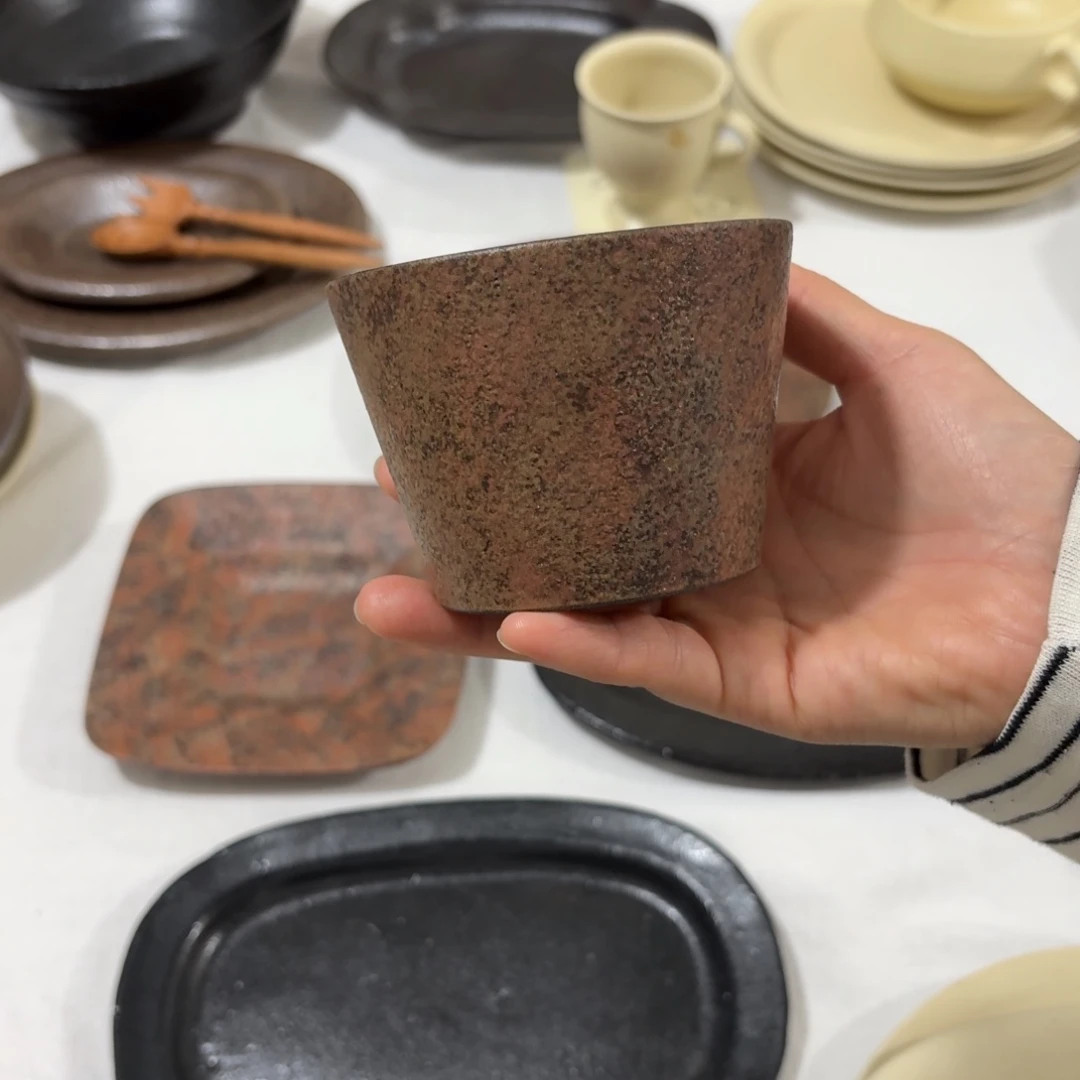 陶棕红油画手握杯