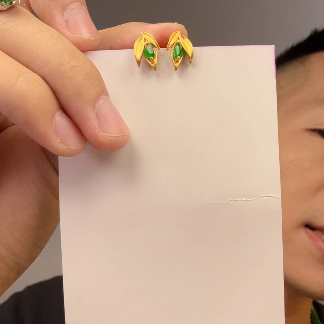 翡翠未镶嵌颈饰一对