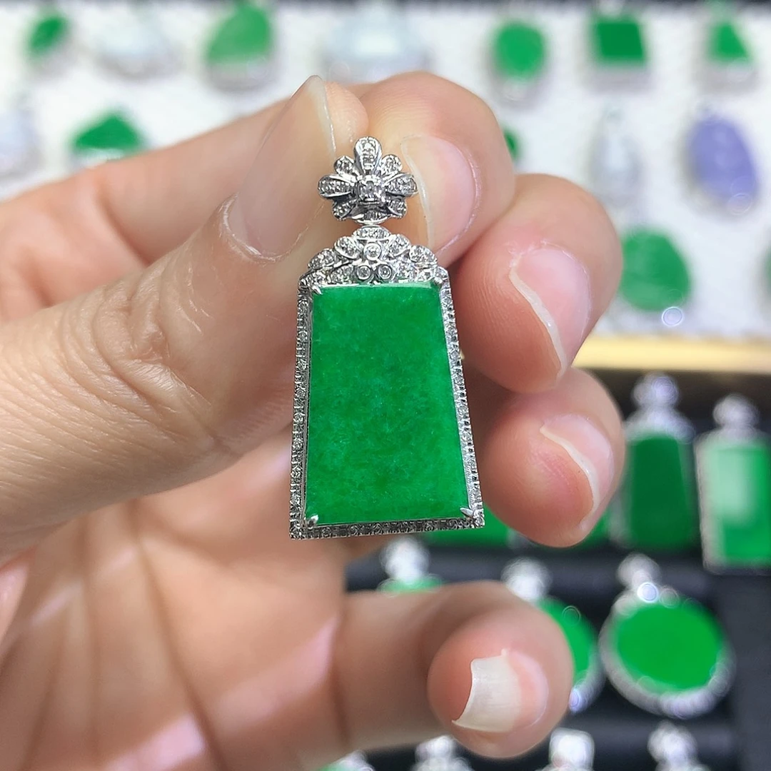 颈饰18K金镶嵌翡翠吊坠