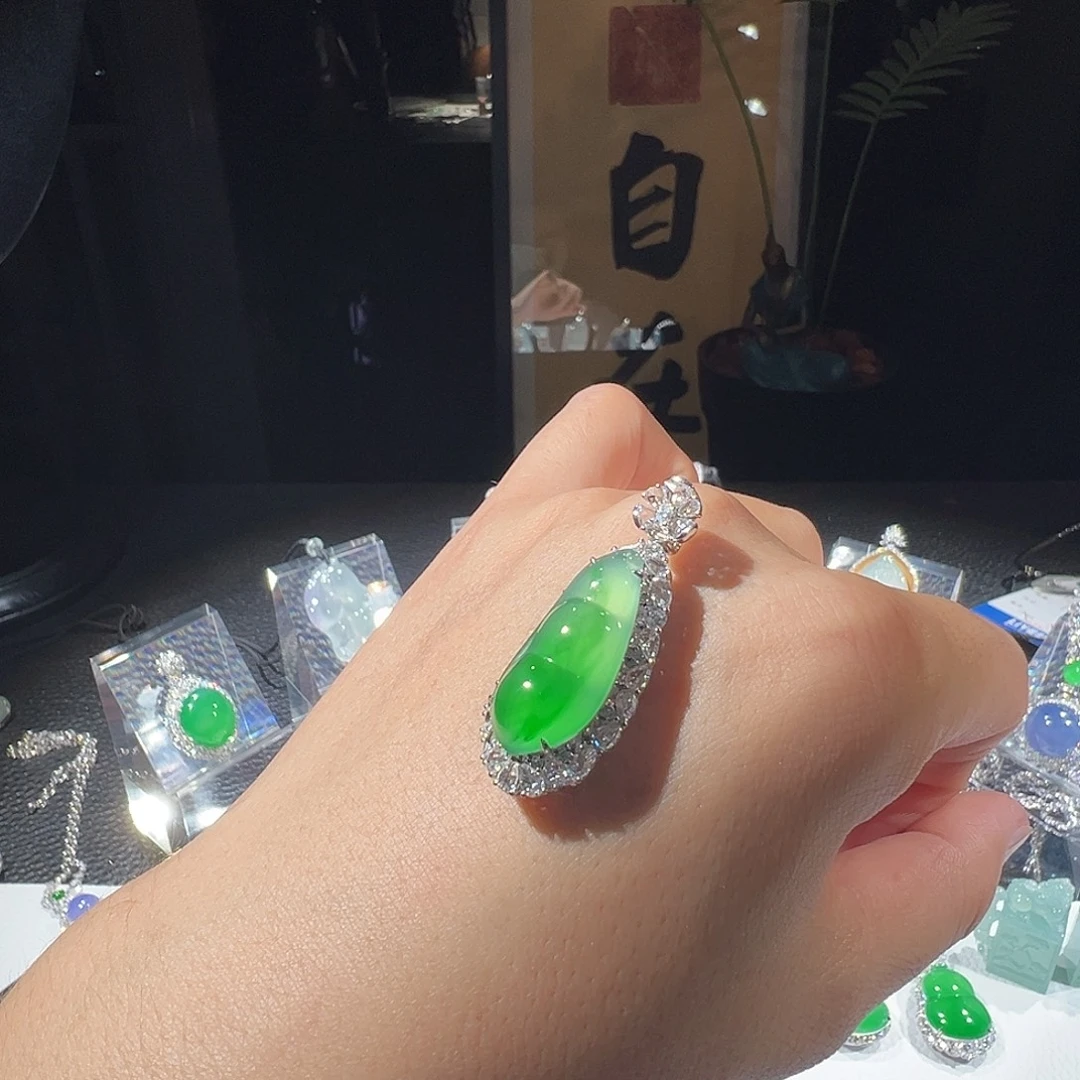 翡翠裸石005 玻璃种金丝阳绿翡翠福豆