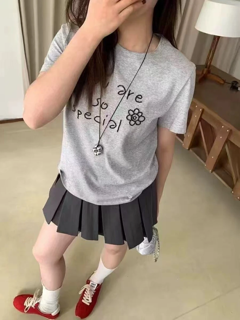 6321时尚纯色刺绣字母花朵短袖修身时尚夏季吸汗T恤