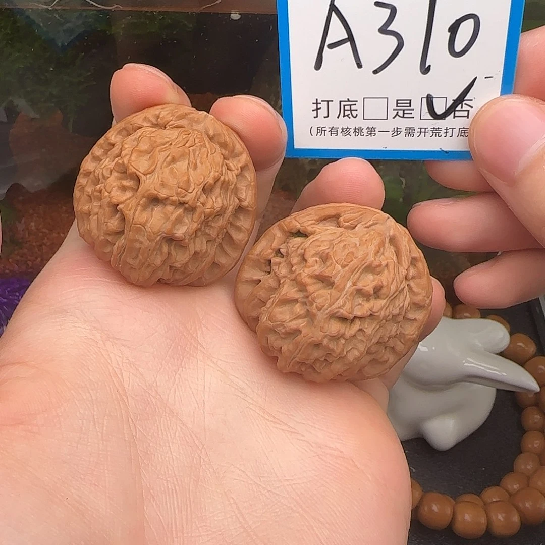 文玩核桃吊坠三角白38