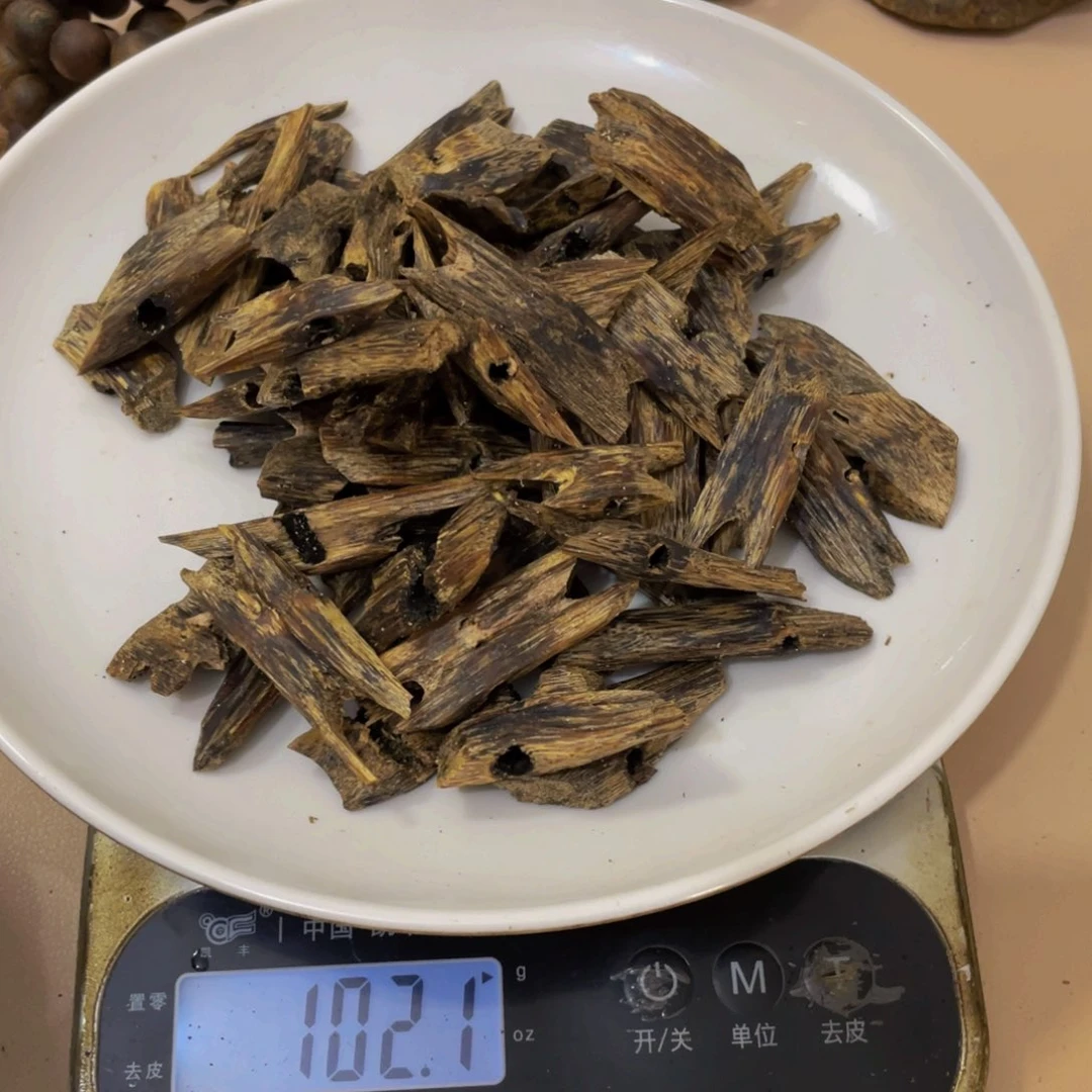 沉香木摆件q*红棋东江绿块料100克