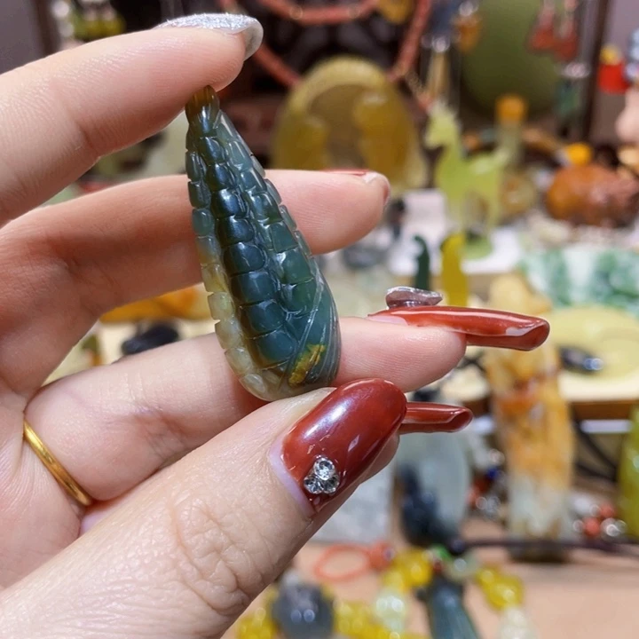 蛇纹石玉颈饰未镶嵌