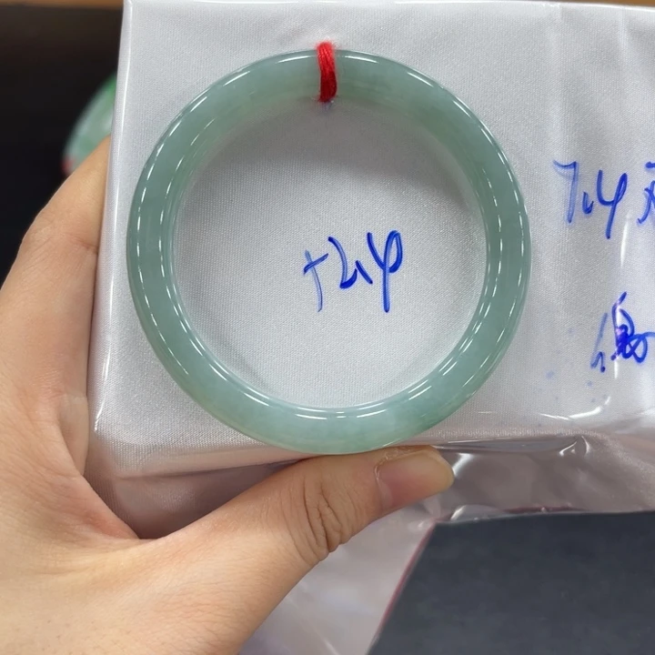 翡翠手镯未镶嵌翡翠