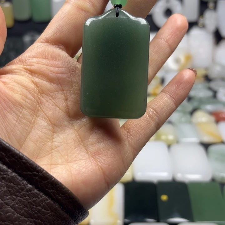 石英质玉（金丝玉）未镶嵌颈饰