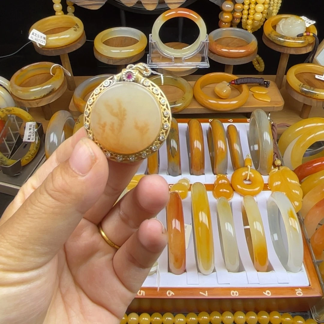 石英质玉（黄龙玉）未镶嵌颈饰