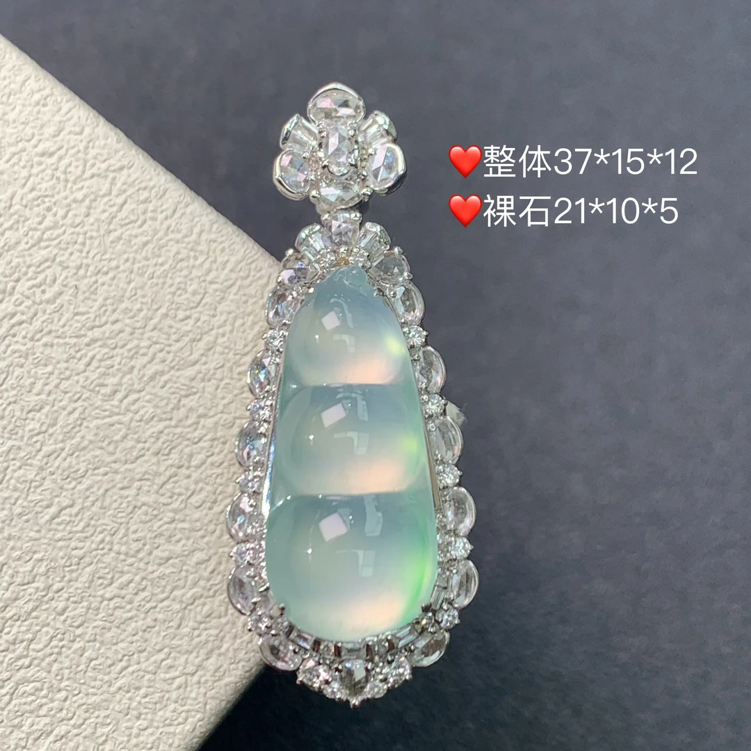 新品推荐·18k金高冰起光飘绿豆子福豆翡翠玉石缅A吊坠气质轻奢