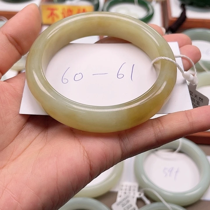 未镶嵌手镯和田玉?**拉