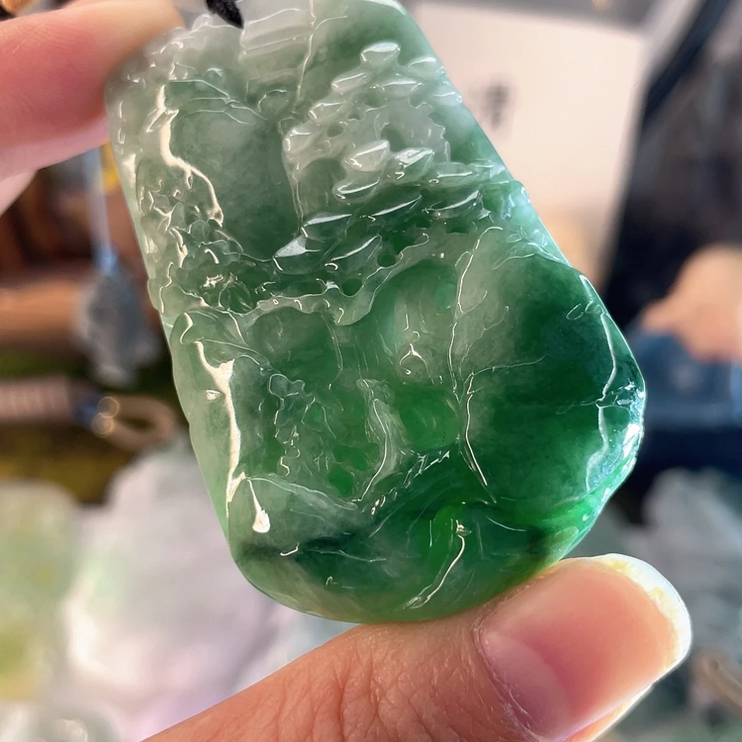 翡翠未镶嵌颈饰山水